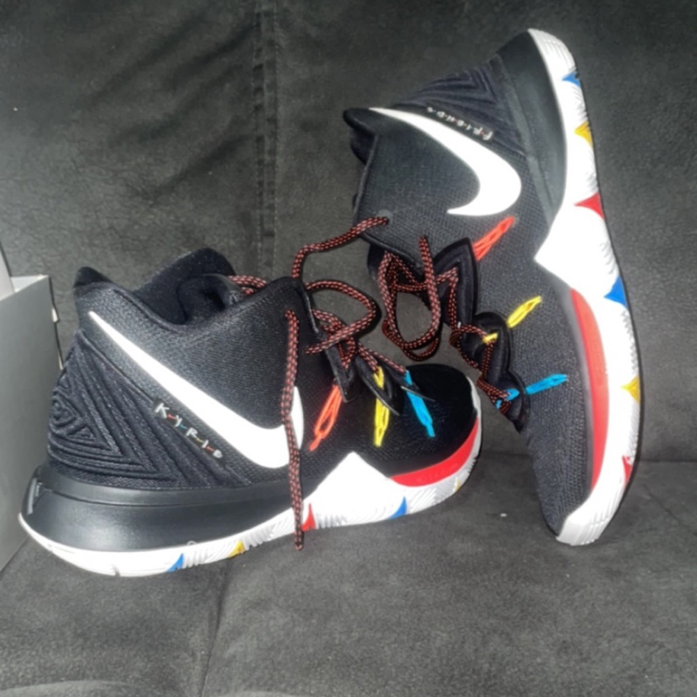 #KyrieIrving 5’s #Friends